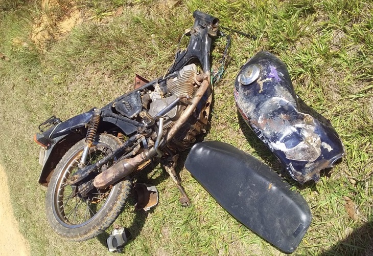 Motocicleta parte ao meio após grave acidente na RO 133 em Theobroma